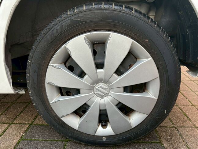 あまり目立ちませんが若干のキズがございます。